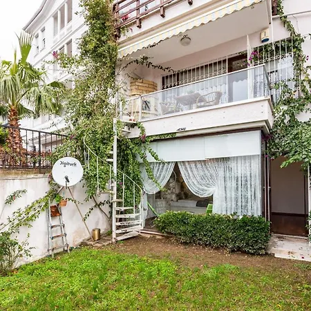 Flat Near Bosphorus Coast With View In Uskudar *