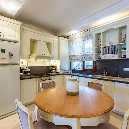 Flat Near Bosphorus Coast With View In Uskudar Appartamento